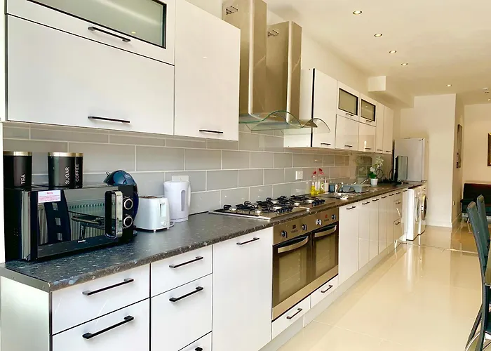 London Studio Apartments, Private Bathrooms And Parking